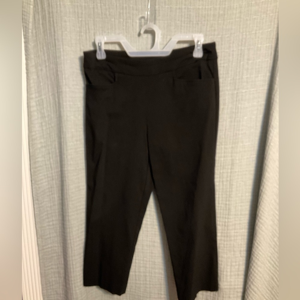 TIME & TRU capri pants in black color. Size small (4-6) NWOT